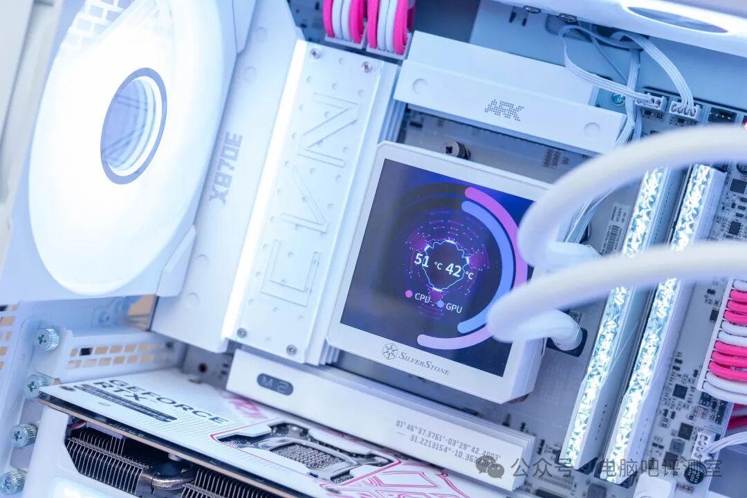 主机内部点亮效果，展示主板灯带与水冷屏幕