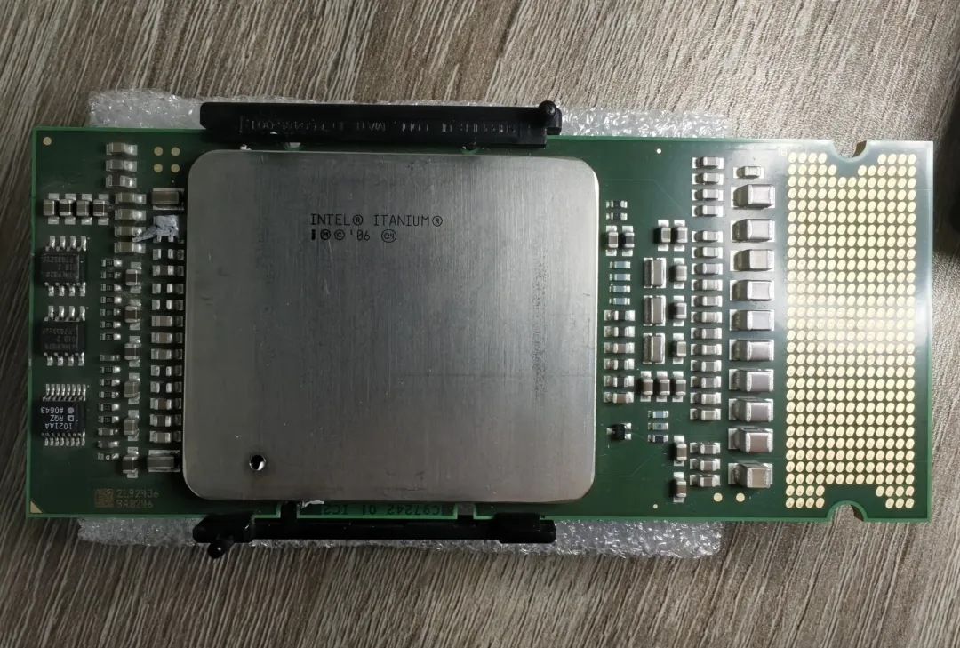 安装在电路板上的 Intel Itanium 处理器