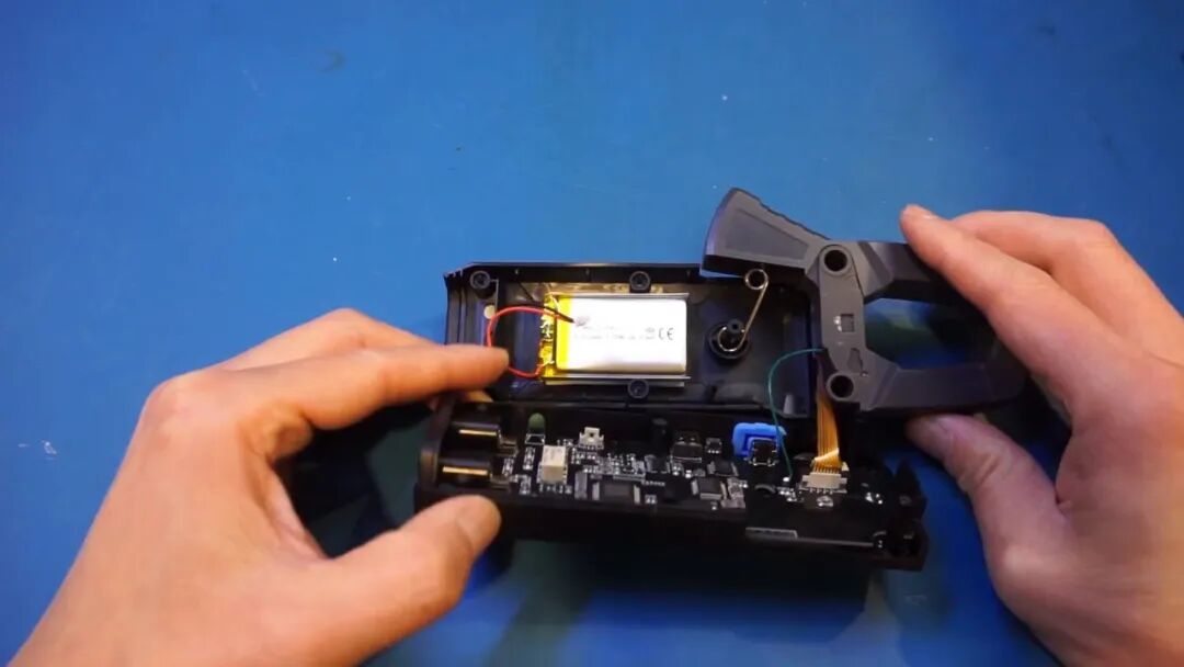 DMC-100 拆解:1500mAh 软包锂电与主板