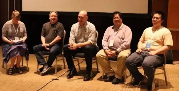 李勇与Linus Torvalds等人的合影