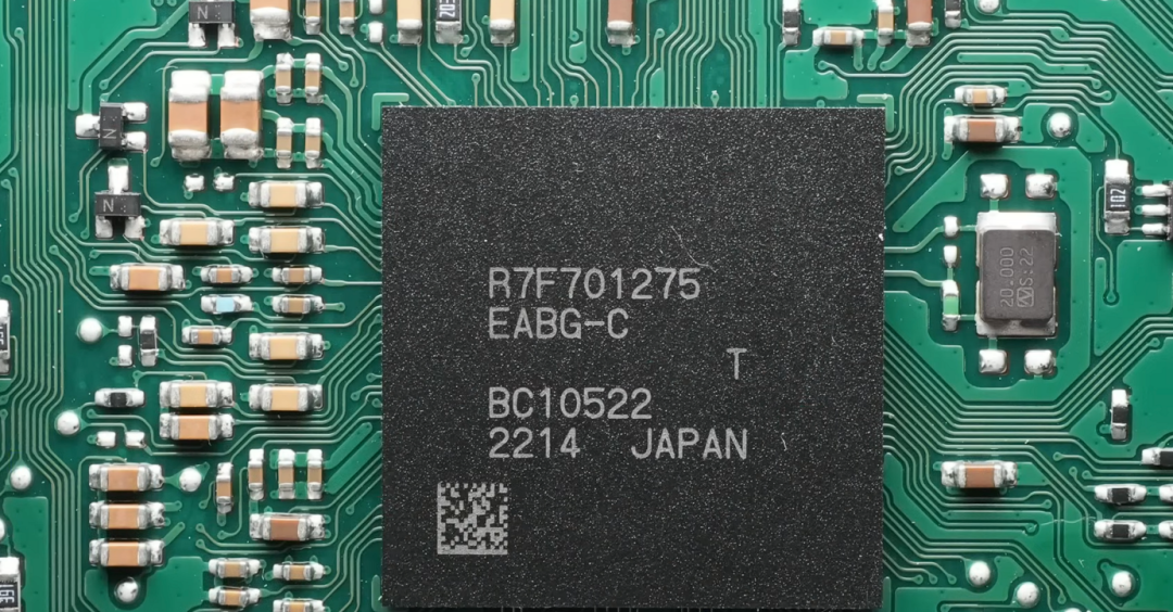 瑞萨R7F701275微控制器芯片特写
