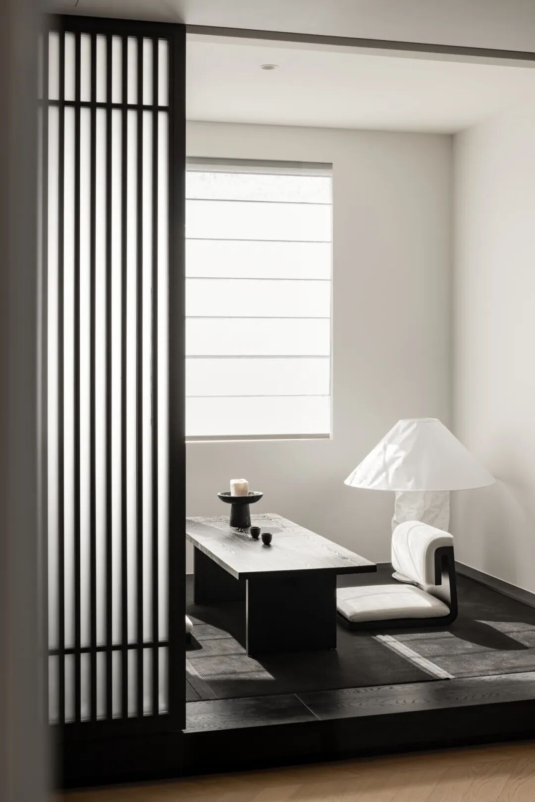 日式茶室，抬高地台与低矮茶桌