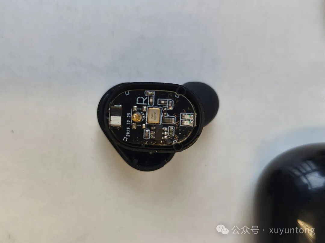 CVC耳机内部黑色主板