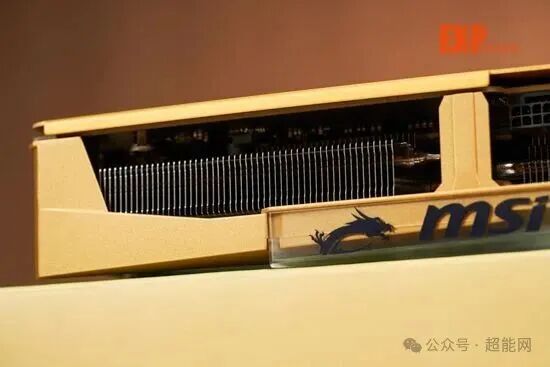 微星RTX 5070圣光OC显卡侧面特写