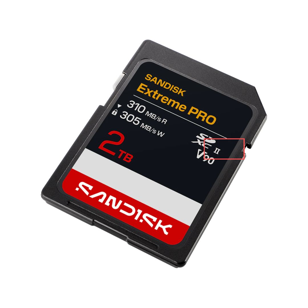 支持UHS-II协议的闪迪SD卡，金手指为两排