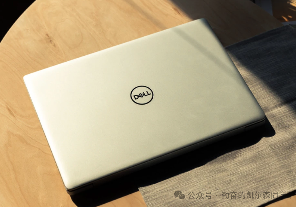 合盖状态的戴尔Inspiron 5580