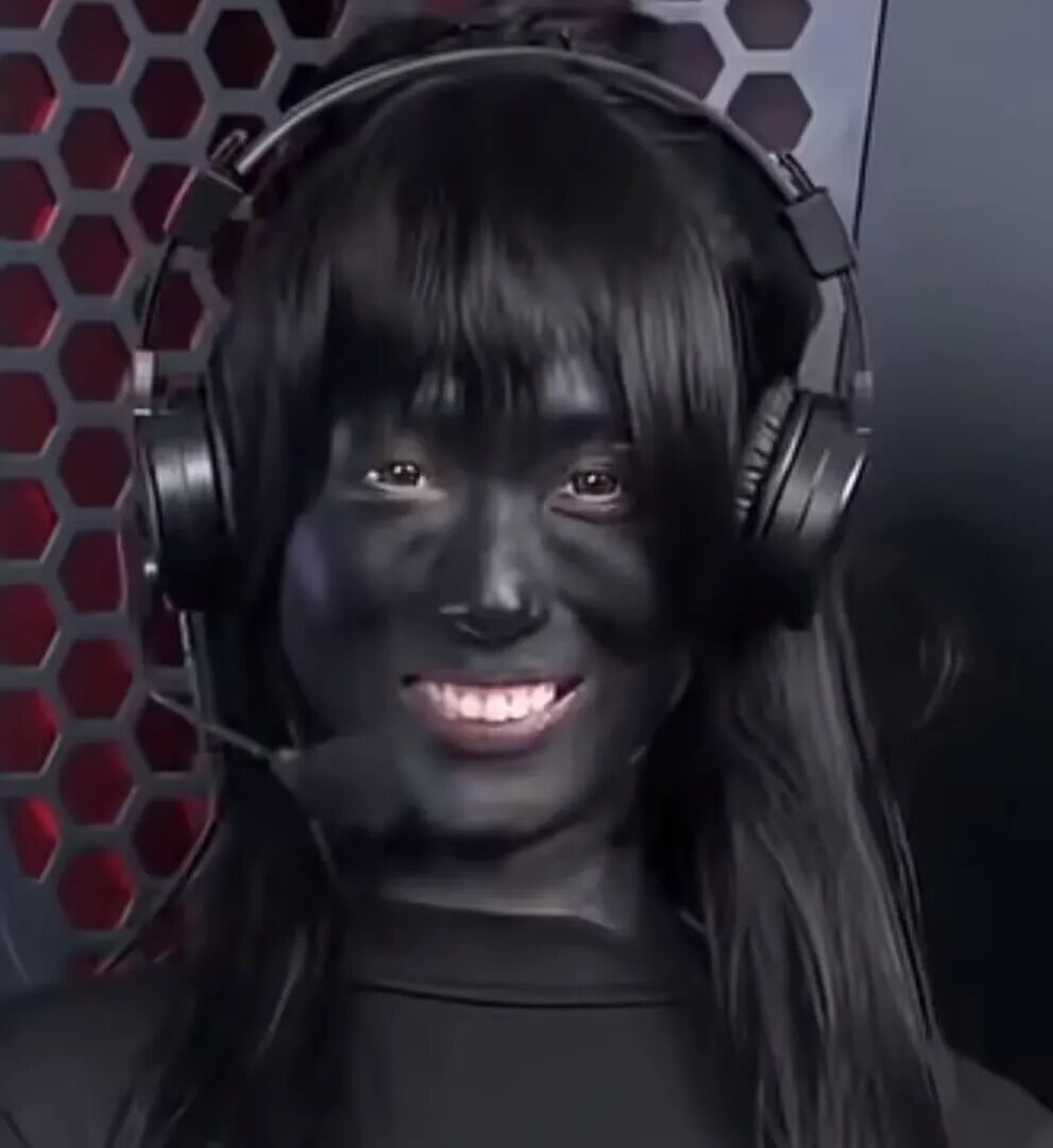 喳姐全身涂黑面部特写