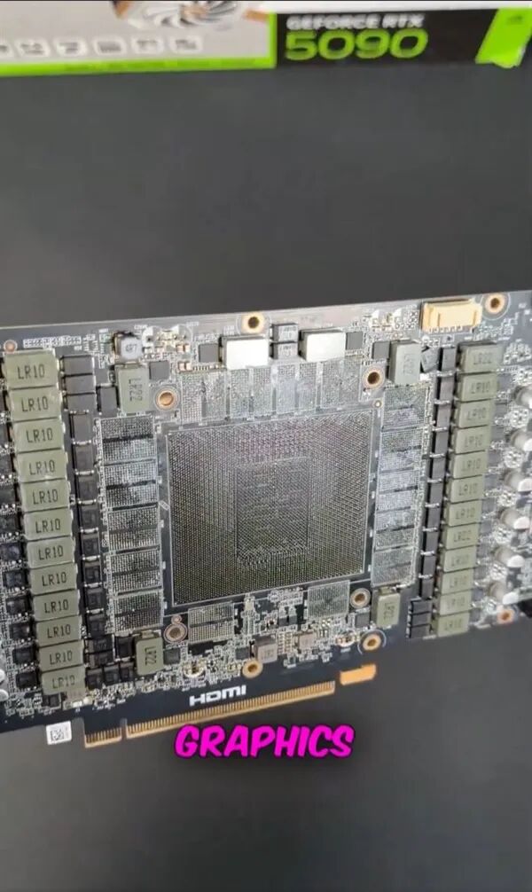 RTX 5090显卡PCB板特写