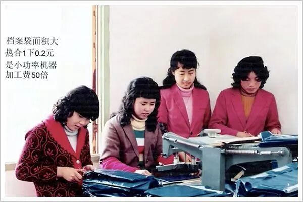 金乡女工操作叶文贵工厂的大功率热合机