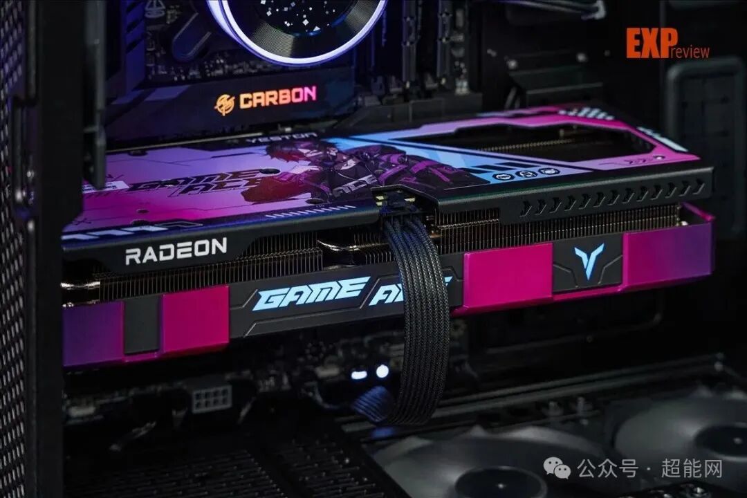 盈通RX 9070 XT显卡运行AI应用时的机箱内部状态