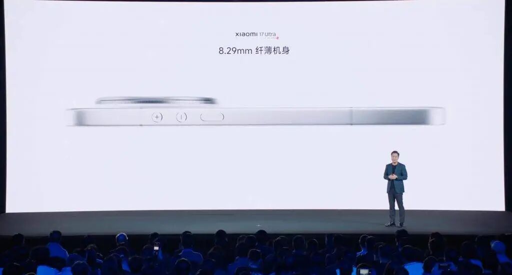 小米17 Ultra侧面机身厚度展示