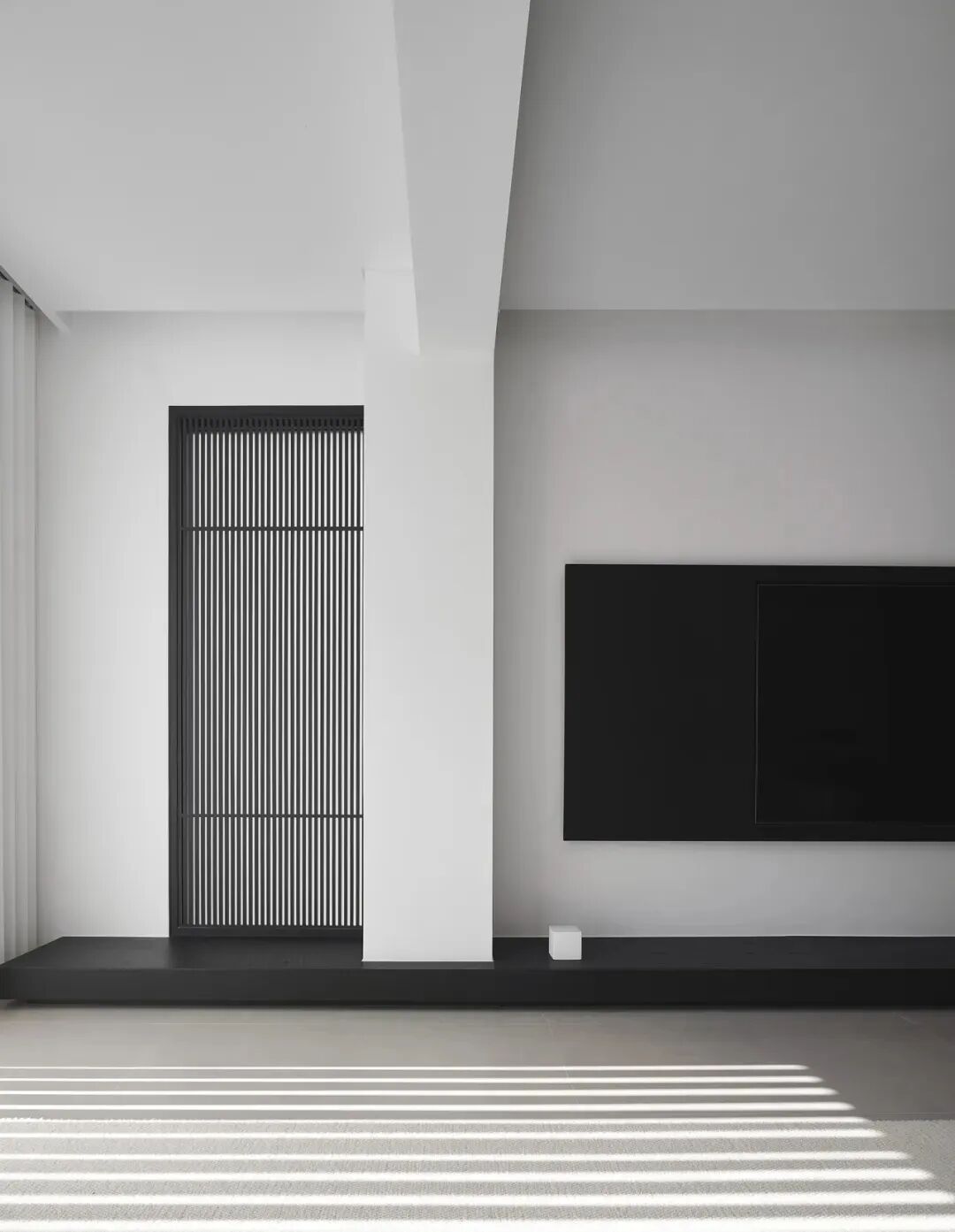 黑色格栅门与电视墙