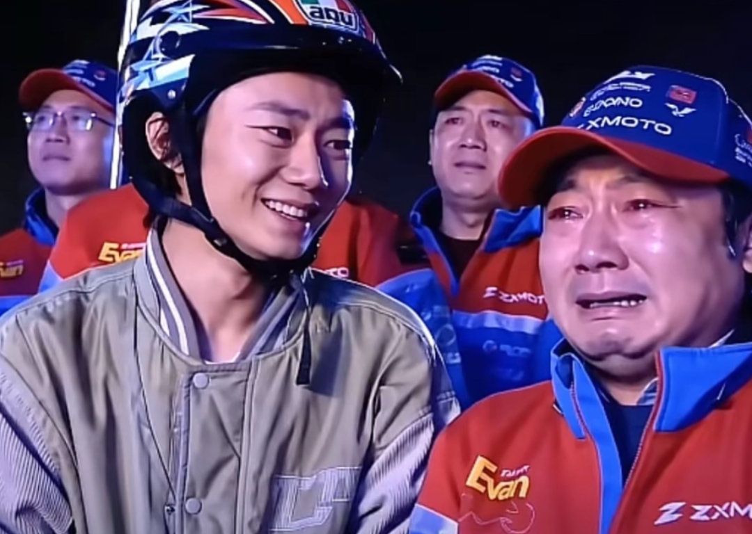 张雪机车团队合影