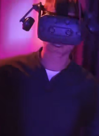 佩戴VR头显的人物,背景为彩色灯光