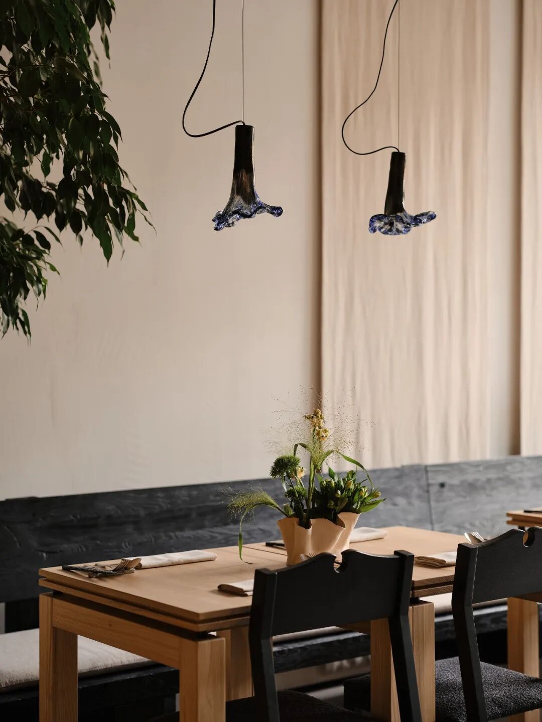 餐桌与蓝黑渐变吊灯