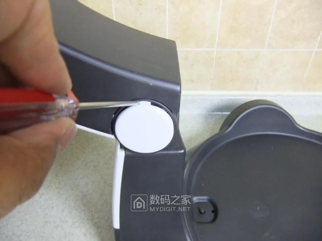 取下转轴处圆盖板