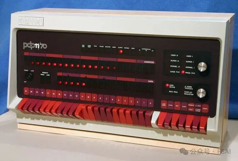 PDP-11/70 前面板,含地址与数据显示灯、控制旋钮及功能按键,品牌标识为digital