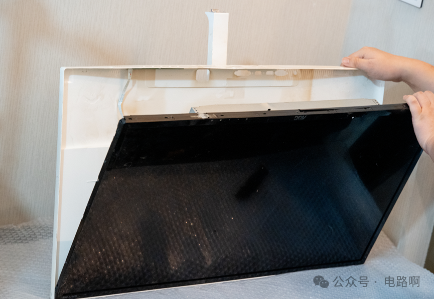 开始拆卸显示器后盖