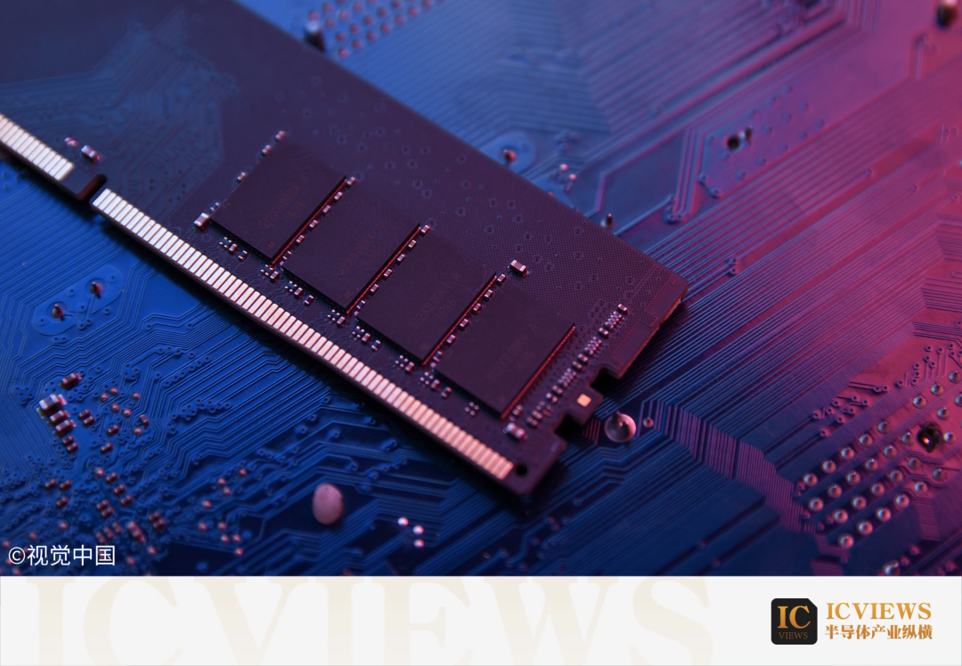 内存条特写照片，展示黑色芯片与电路板细节