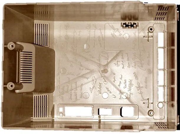 Macintosh 机壳内部的手写签名