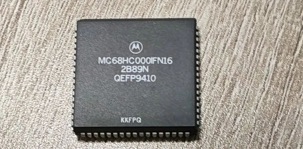 摩托罗拉 MC68HC000IFN16 芯片特写