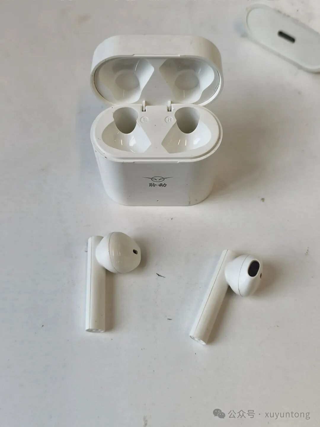 打开的聆动TWS耳机与充电盒