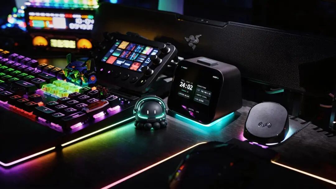 充满 RGB 灯效的科技感桌面场景