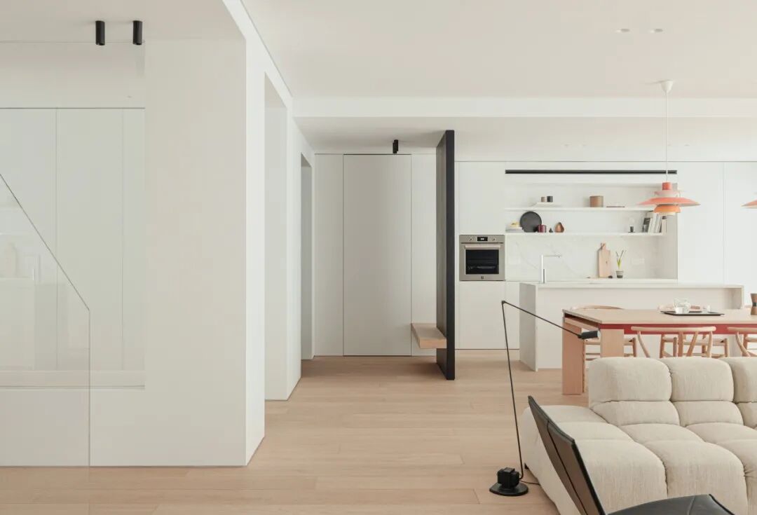 开放式厨房、餐厅与客厅一体化空间