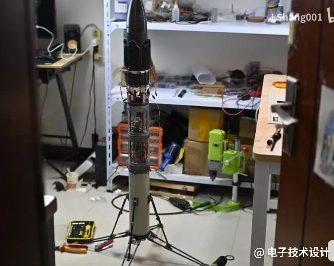 自制火箭组装完毕，置于工作台上