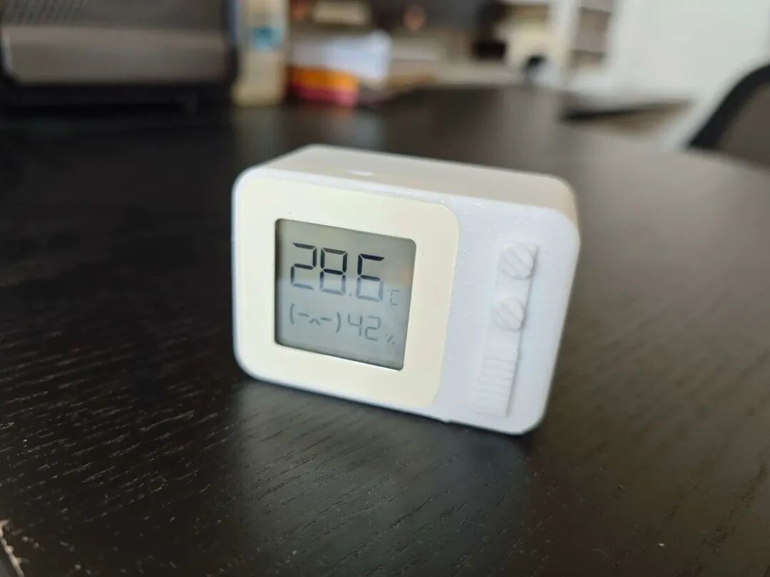 安装套件后的小米温湿度计