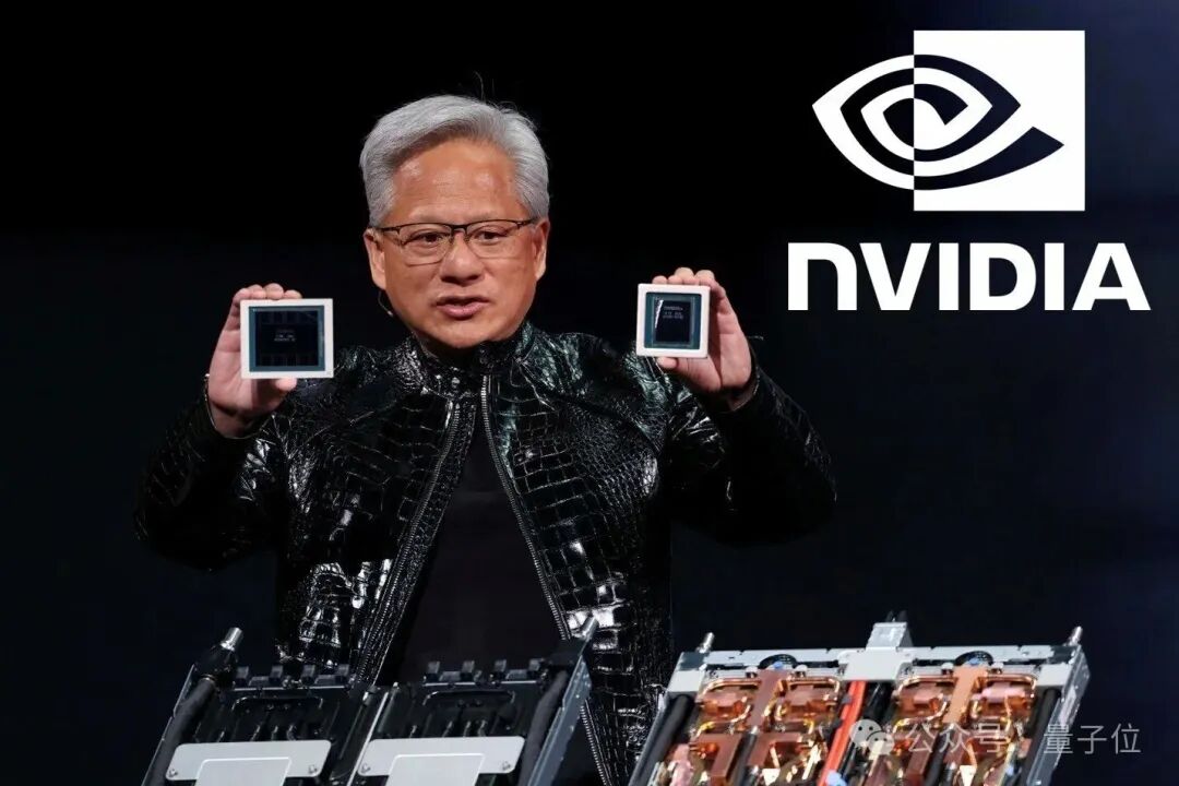 黄仁勋手持芯片