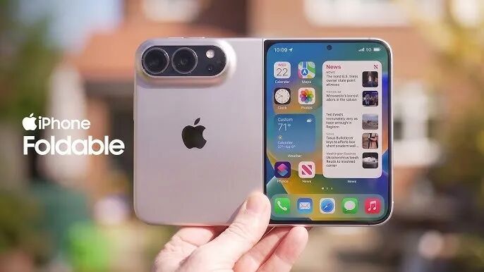 手持银色折叠屏 iPhone 的概念渲染图,屏幕上显示 iOS 主界面与应用图标
