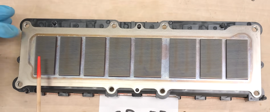 电源模块散热鳍片特写