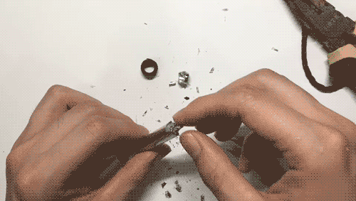 拆解中的电子火折子内部