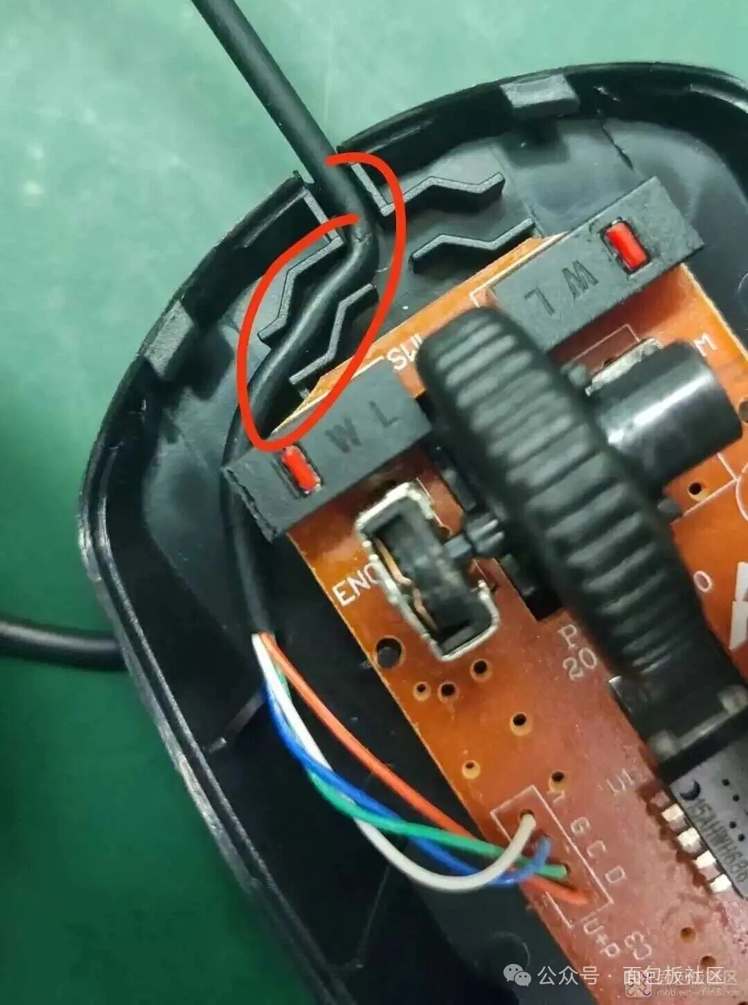 鼠标内部走线卡槽固定设计