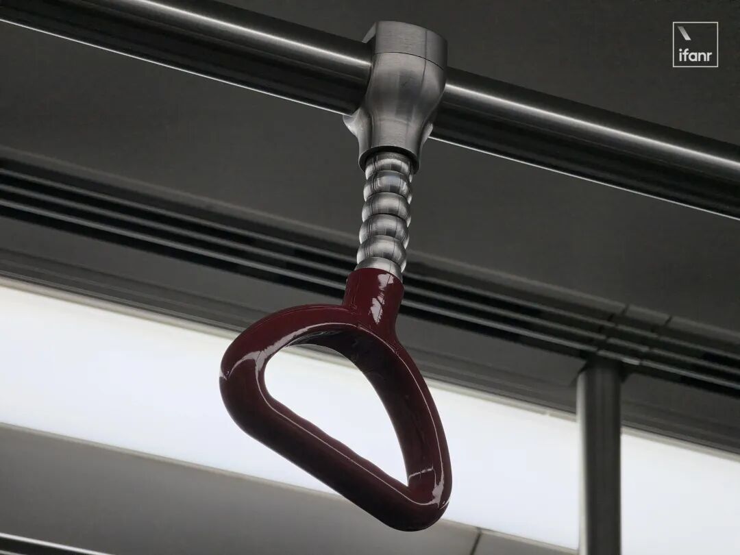 地铁车厢内弱光环境样张，展示暗部噪点