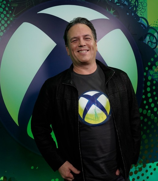 Xbox前CEO菲尔·斯宾塞站在品牌标志前
