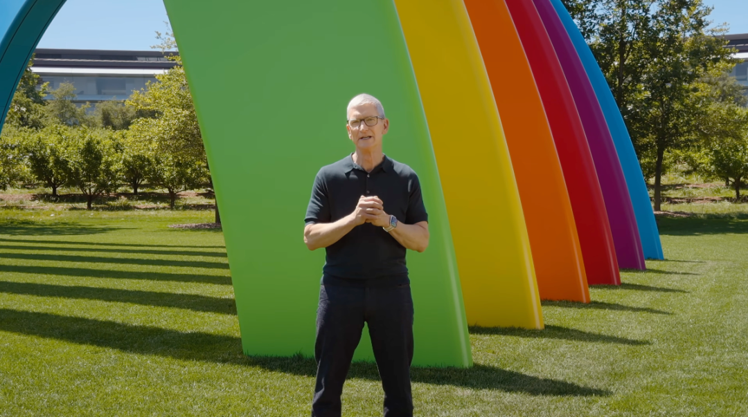 库克站在Apple Park前的草坪上