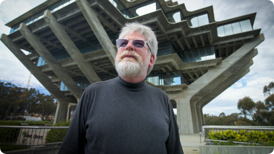 UCSD Geisel 图书馆外,一位白发老人神情凝重地仰望建筑