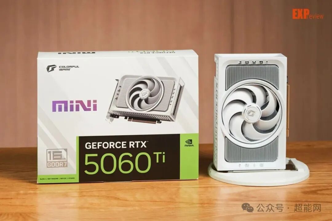 七彩虹 RTX 5060 Ti Mini W OC 显卡与包装盒