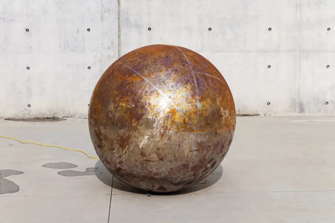 王郁洋作品《凝视（巴罗尔）》：锈蚀金属球体