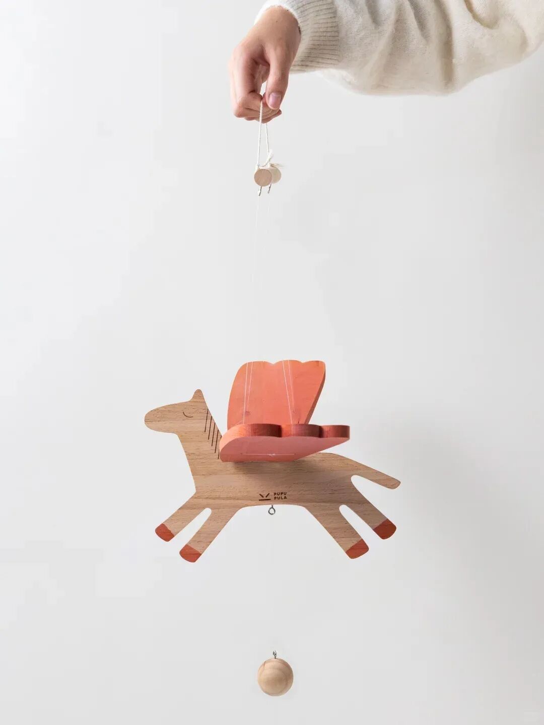 木制马形风铃：浅色原木，橙红座椅，悬挂圆形木球