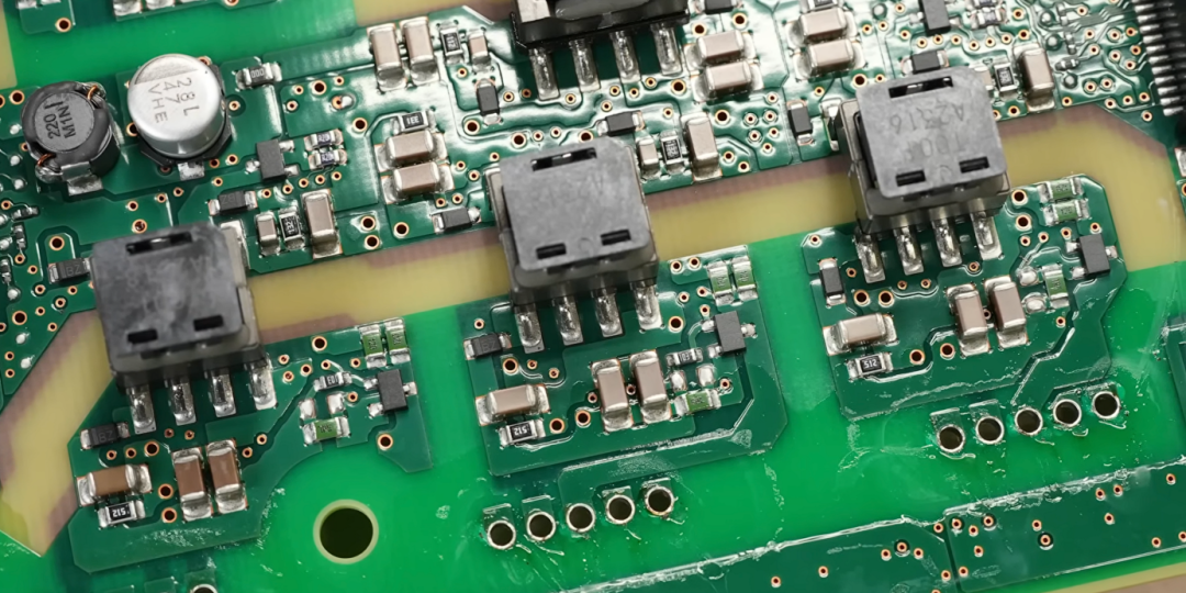 栅极驱动板上电容与元件特写