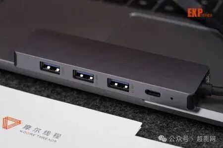 USB扩展坞及摩尔线程卡片