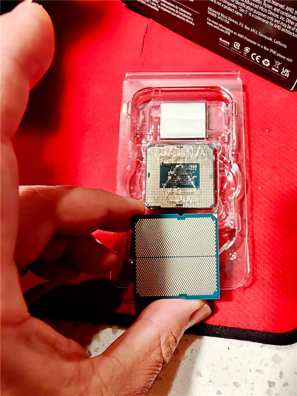 AMD锐龙9 9950X3D处理器底部触点差异对比