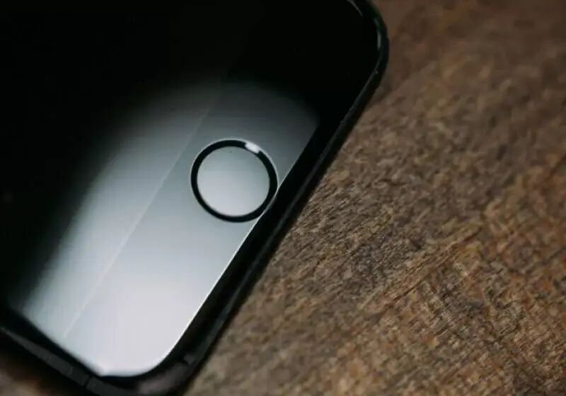 iPhone 的 Home 键与机身融为一体