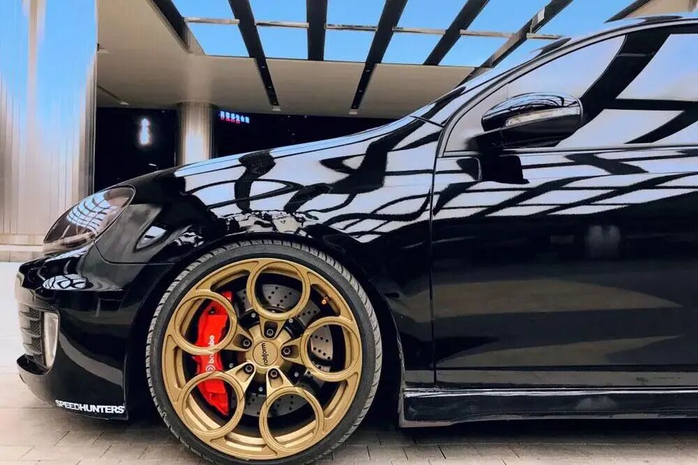 配备大尺寸轮毂与红色刹车卡钳的改装车