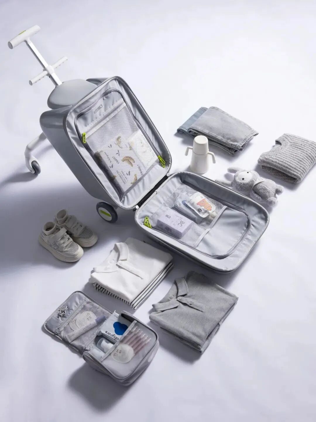打开的婴儿行李箱及内部用品