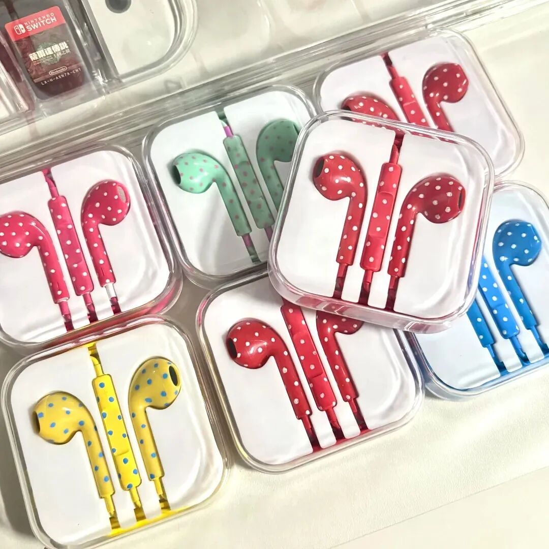 多款彩色有线耳机展示