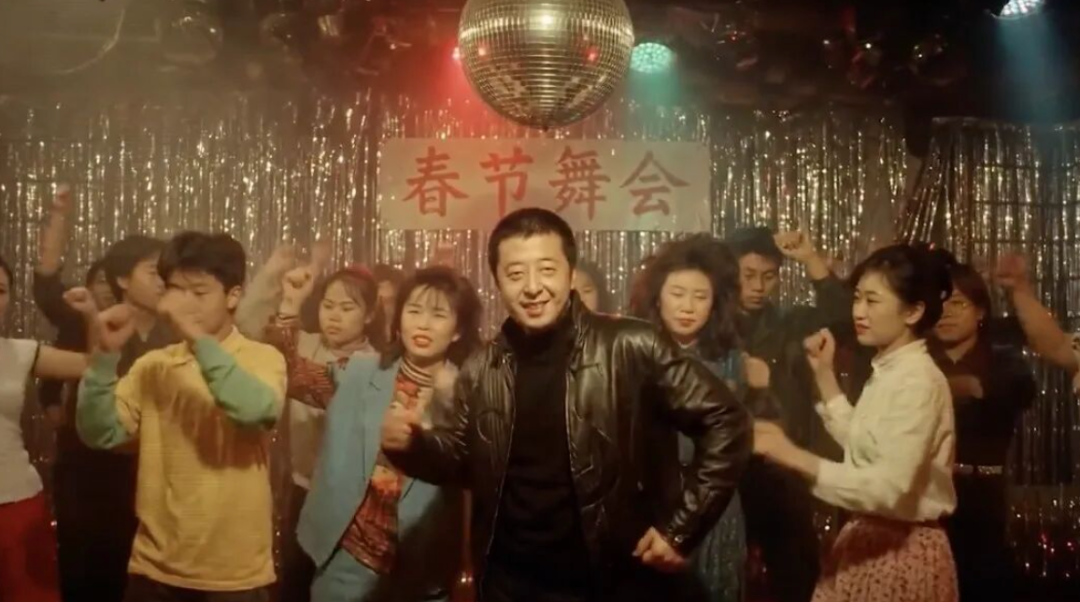 春节舞会现场照片，背景有“春节舞会”横幅